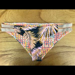 Maaji Large Signature Cut